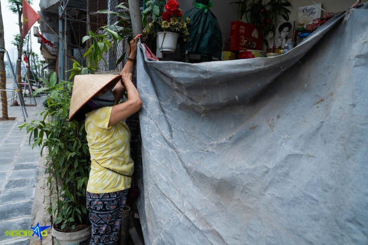 tầng trên dành riêng cho thờ tự, tầng dưới mở quán nước trà để tự thân mưu sinh, sớm ổn định cuộc sống ở tuổi xế chiều.