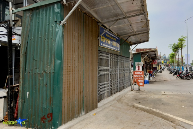 Trên tuyến đường Vành đai 2,5 đoạn qua Định Công, không khó bắt gặp những căn nhà dựng tạm với chiều sâu chưa đến 1 m, tồn tại chật chội sát mặt đường sau khi giải phóng mặt bằng.