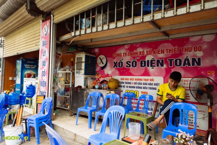 Quán nước tại đầu ngõ 274 Định Công được thuê với giá 2 triệu đồng mỗi tháng. Do phần nhà bị vạt chéo, méo mó, không gian bên trong chỉ đủ kê vài vật dụng và ghế nhỏ, khiến phần lớn khách phải ngồi tràn ra vỉa hè sát mép nhà.