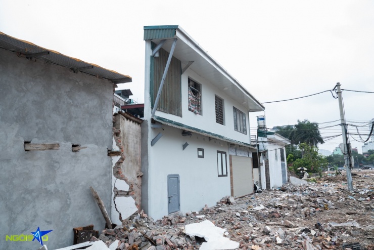 Căn nhà có dạng thuôn dài, một đầu rộng, đầu còn lại bó hẹp lại thành hình tam giác. Nguyên nhân chính là sau khi giải phóng mặt bằng, các thửa đất bị cắt xén, biến dạng, không còn hình khối rõ ràng. Tận dụng phần đất còn sót lại, nhiều hộ dân vẫn dựng công trình nhỏ để ở hoặc buôn bán, nhất là khi nằm ngay mặt đường mới mở.