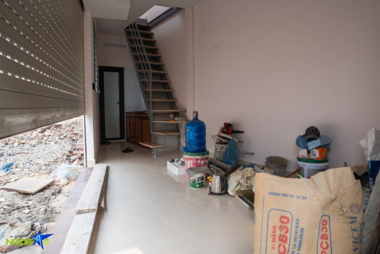 Bên trong ngôi nhà đang được hoàn thiện. Tại tầng một, phần hẹp nhất được tận dụng làm bếp và nhà vệ sinh.
