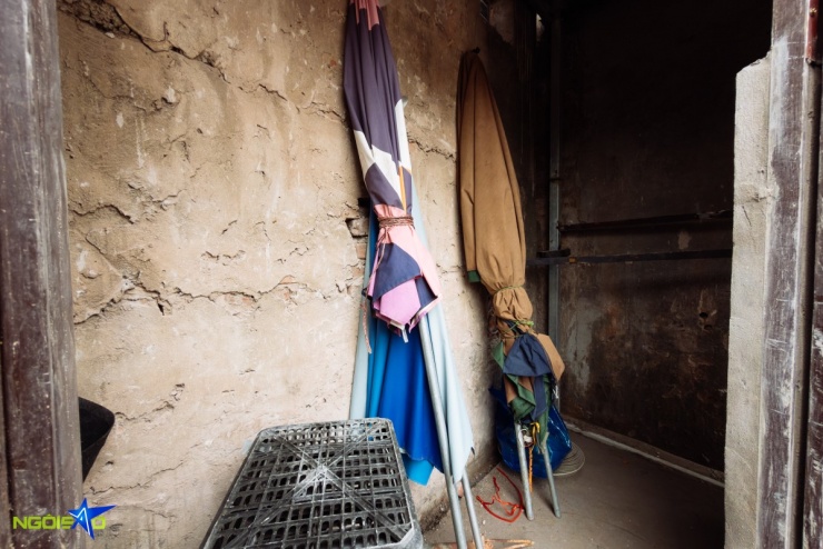 Một căn nhà hình tam giác, diện tích khoảng 2 m2, được dựng cách đây hơn một tuần, hiện dùng để chứa ô, bạt và các đồ dùng, khay đựng.