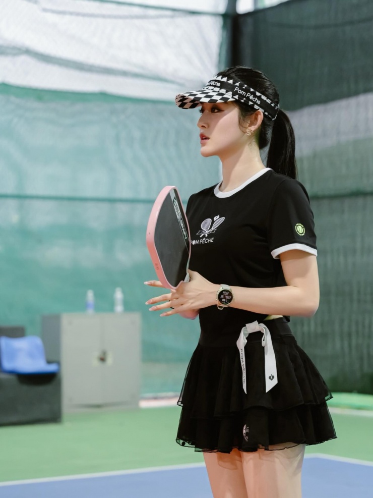 Huyền My đầu tư tủ đồ để chơi pickleball 7 tiếng một ngày - 2