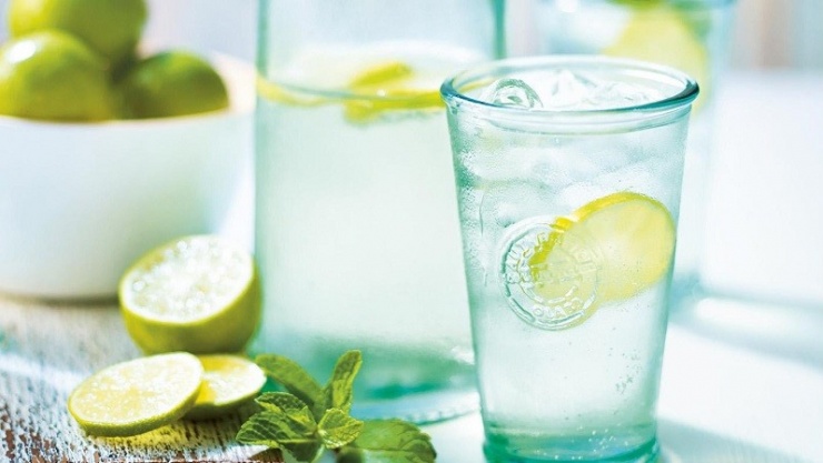 Nước chanh loãng có vị chua nhẹ, dễ uống và tạo cảm giác tươi mát, giúp cơ thể tỉnh táo
