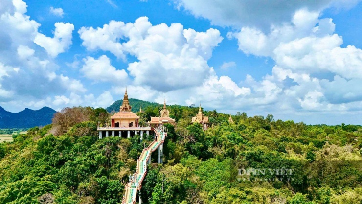 Nhìn từ xa, ngôi chùa như một tuyệt tác kiến trúc lơ lửng giữa biển mây và rừng cây hoang sơ của vùng đất An Giang.