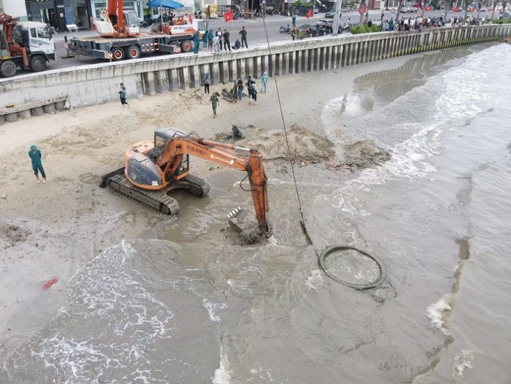 Phát hiện nhiều súng, đạn khi trục vớt xe tăng ở biển Quy Nhơn - 1