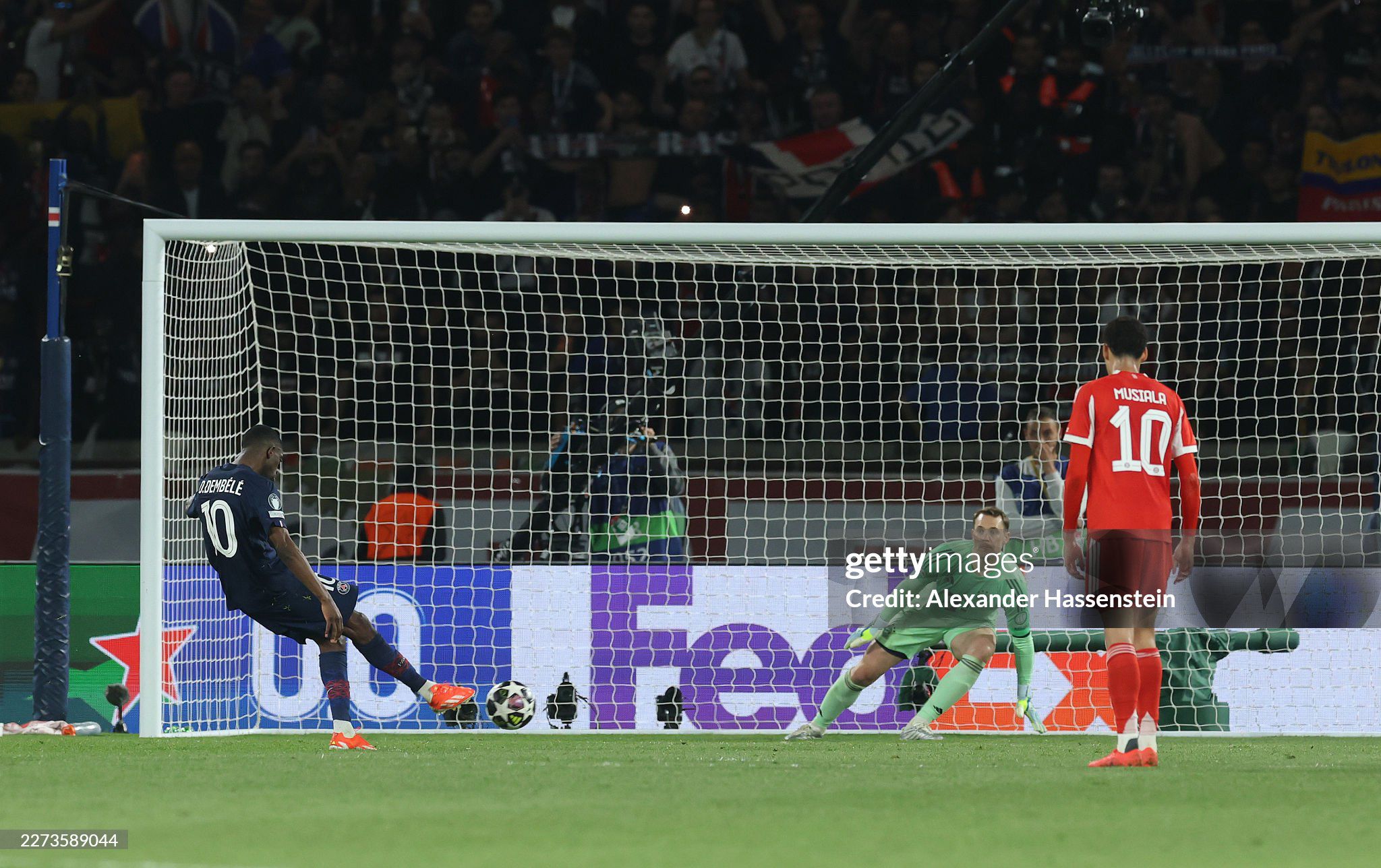 Trước khi hiệp một kết thúc, Dembele giúp PSG vượt lên với cú sút 11m thành bàn