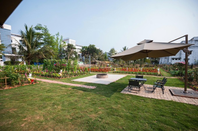 Bên cạnh villa của Tân Nhàn có một khu vườn khoảng 1.000 m2 dành để trồng hoa và rau sạch. Đây cũng là không gian dành cho những bữa tiệc BBQ ngoài trời, giúp mọi người vừa có thể cùng nhau thưởng thức bữa tối vừa nghe tiếng sóng vỗ rì rào ở bãi biển cách đó không xa.