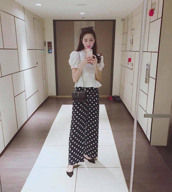 Ngoài ra, căn hộ có khu vực riêng để lưu trữ quần áo cho cả gia đình. Hoa hậu thường sử dụng không gian này để ghi lại các khoảnh khắc thời trang trước khi ra ngoài.
