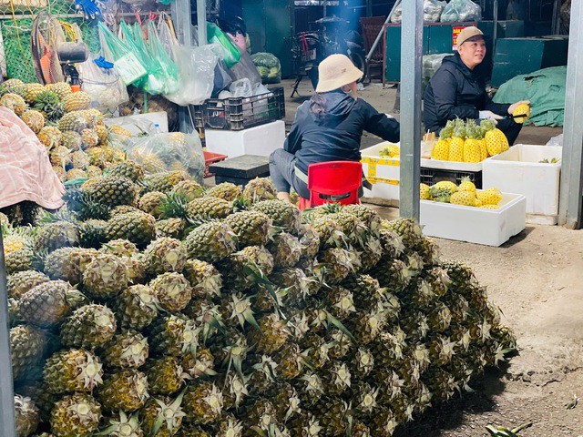 Theo các tiểu thương, dứa càng to, đều đẹp thì có giá càng cao, loại nhỏ sẽ có giá rẻ hơn.