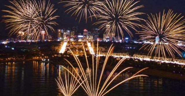 Ngắm pháo hoa "view triệu đô" từ Sun Bavaria tại phố lễ hội VUI-Fest Cát Bà