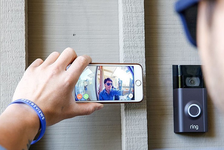 Chuông cửa video giúp giám sát lối vào chính trong ngôi nhà.
