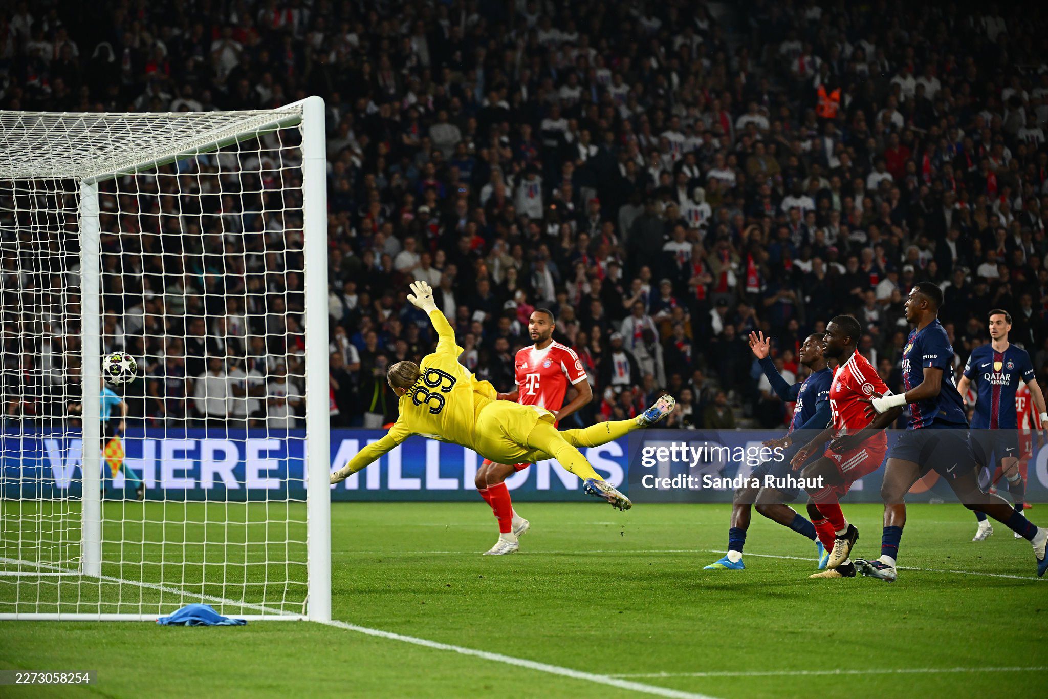 Upamecano giúp Bayern Munich sống lại hy vọng với cú đánh đầu cận thành