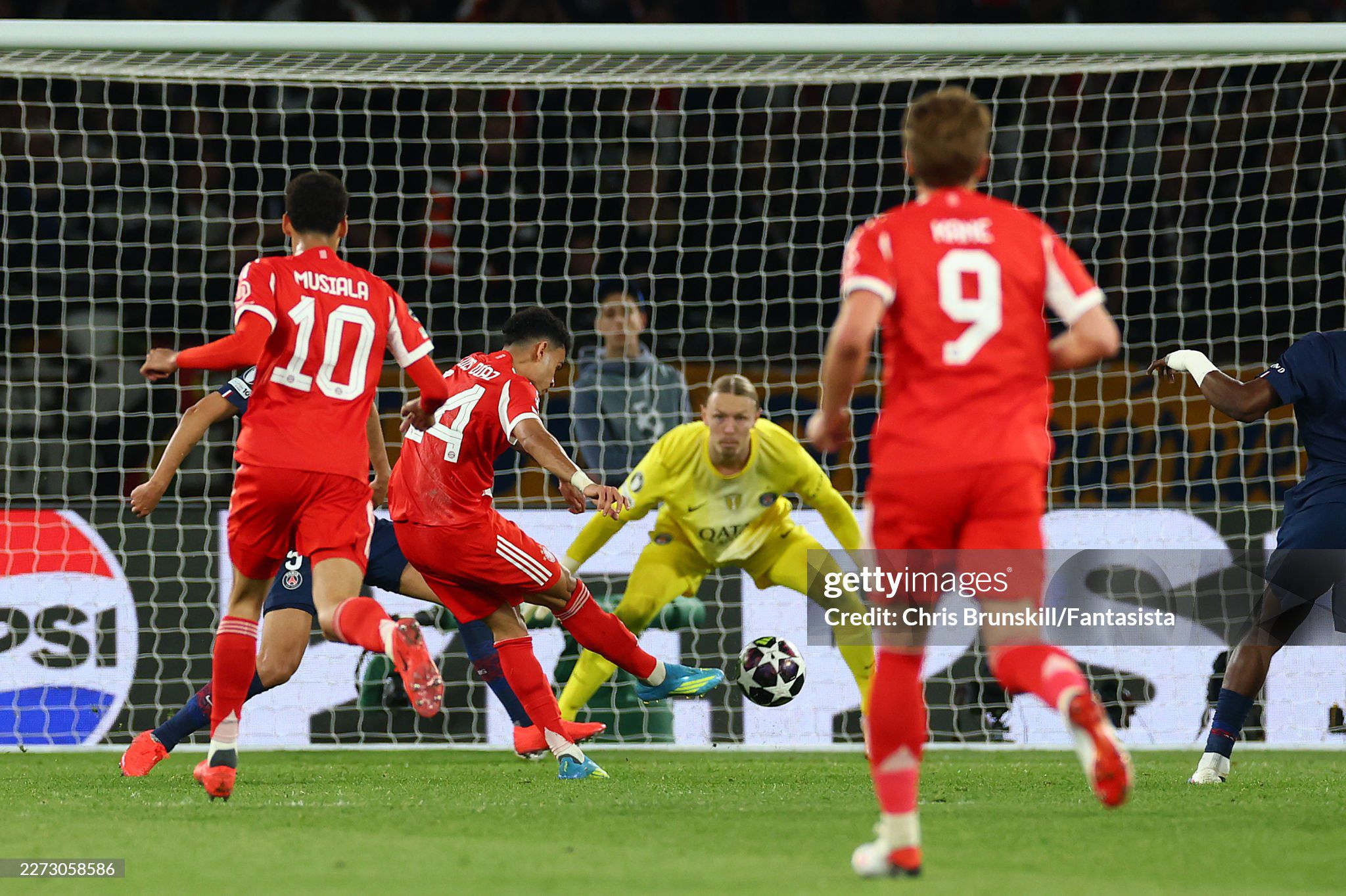 Chỉ 2 phút sau, Diaz đem về bàn thắng thứ 4 cho Bayern Munich