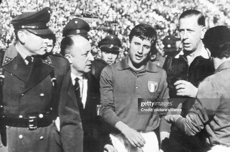 Cầu thủ Italia Giorgio Ferrini (thứ ba từ phải sang) bị truất quyền thi đấu, nhưng chỉ rời sân khi cảnh sát xuất hiện để hộ tống