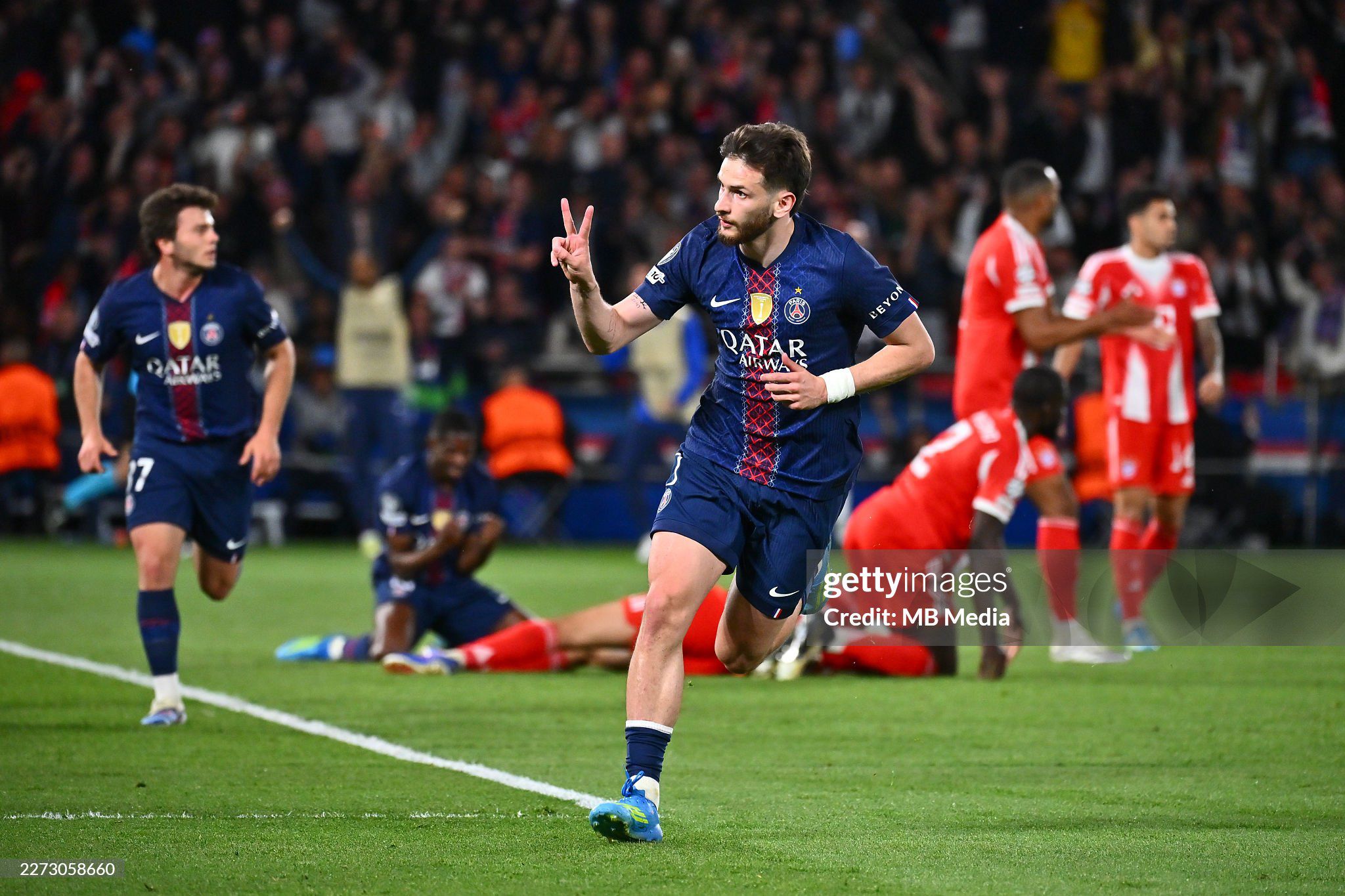 "Maradona mới" Kvaratskhelia lập cú đúp cho PSG