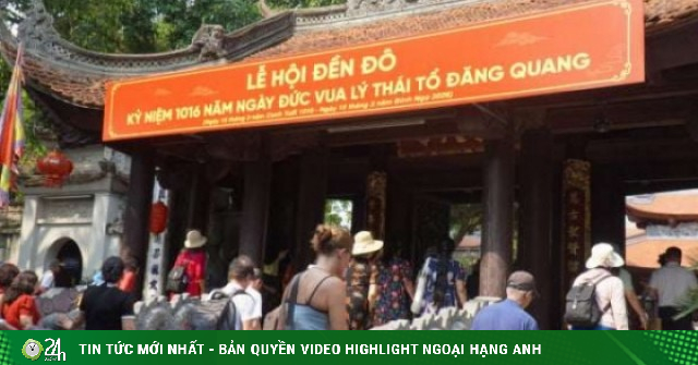 Lần đầu tàu “5 cửa ô” chở khách từ Hà Nội về dự Lễ hội Đền Đô ở Từ Sơn, Bắc Ninh dịp nghỉ lễ 30/4