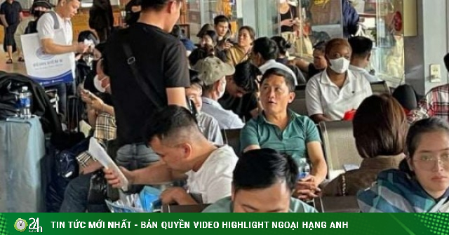 Nghỉ lễ 30/4 - 1/5, hành khách "ùn ùn" về bến xe hiện đại nhất Thủ đô Hà Nội