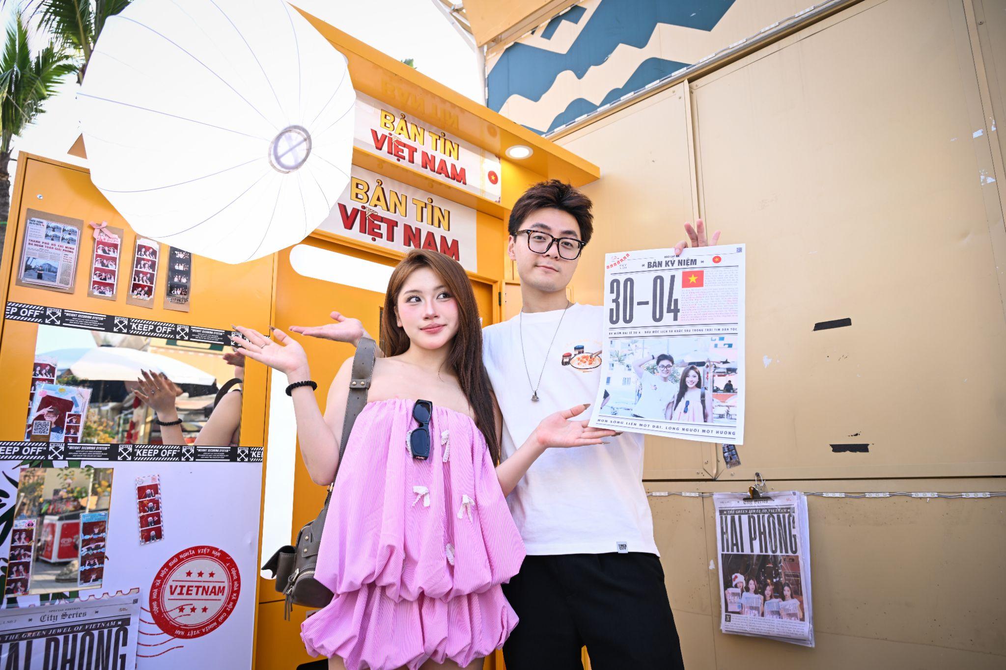Photobooth cờ đỏ sao vàng đậm tinh thần yêu nước thu hút các bạn trẻ check in dịp 30/4 - 1/5