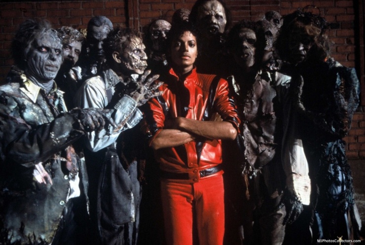 Khoảnh khắc Michael Jackson với tạo hình “Thriller” – sự kết hợp giữa thời trang sân khấu và ngôn ngữ điện ảnh kinh dị.