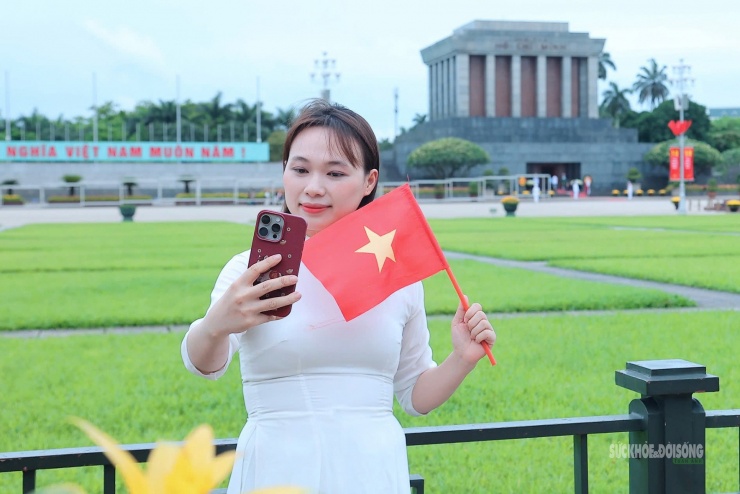 Giới trẻ rộn ràng check-in bên Lăng Bác dịp 30/4 - 4
