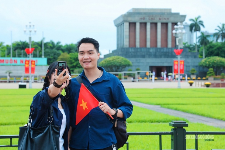 Giới trẻ rộn ràng check-in bên Lăng Bác dịp 30/4 - 3