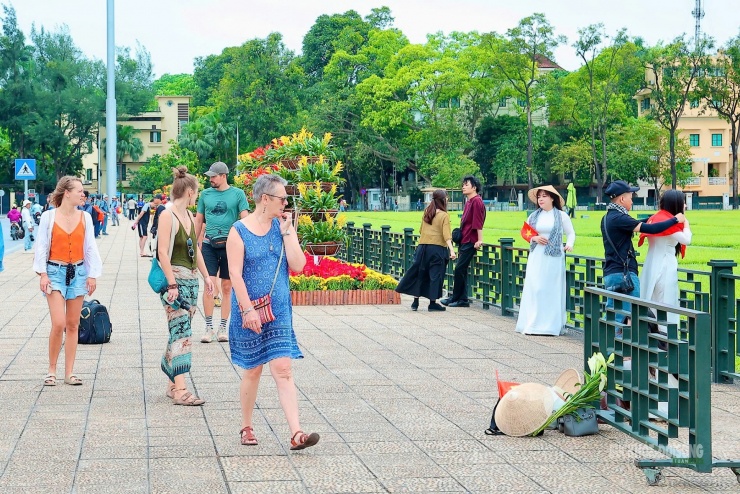 Nhiều du khách quốc tế cũng có mặt tại khu vực Lăng Bác, hòa vào không khí ngày lễ lớn của Việt Nam.