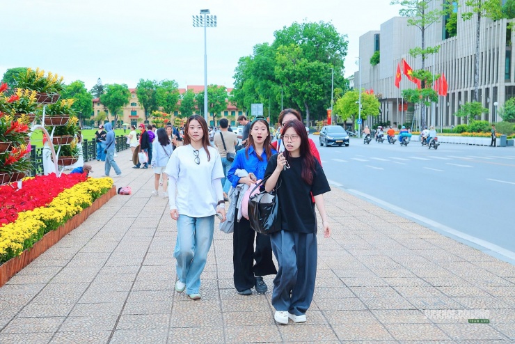 Trong khi đó, bạn Ngọc Diệp, 25 tuổi, ở phường Cầu Giấy, cho biết đã cùng nhóm bạn chuẩn bị trang phục từ trước để có những bức hình ý nghĩa. Với Diệp, việc mặc áo dài, mang theo cờ Tổ quốc khi chụp ảnh là cách thể hiện tình yêu đất nước trong dịp đặc biệt.