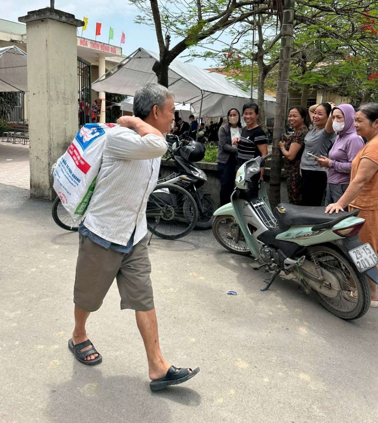 Người dân Thanh Oai vác bao tải đựng tiền đền bù đất dự án về - 2