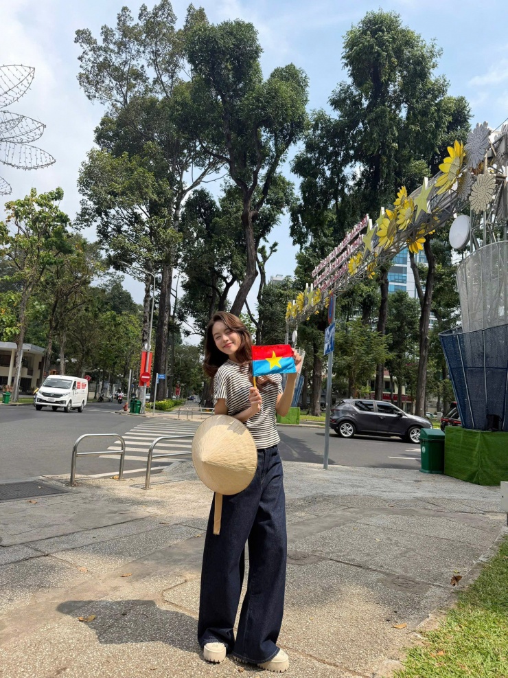 Hoa hậu Thanh Thủy gây chú ý với vẻ đẹp của hòa bình ngày 30/4 - 3