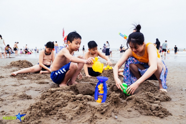 Biển Sầm Sơn ken đặc người 'giải nhiệt' dịp nghỉ lễ - 11
