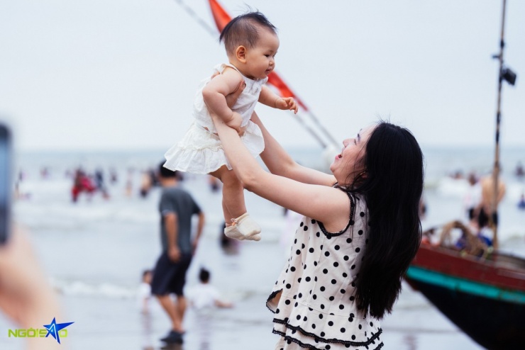 Biển Sầm Sơn ken đặc người 'giải nhiệt' dịp nghỉ lễ - 13