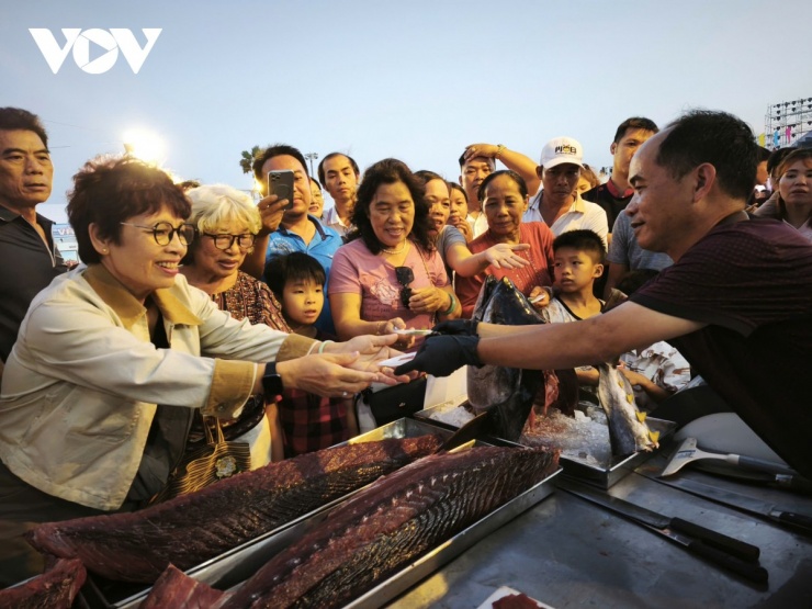Người dân và du khách hào hứng thưởng thức tại chỗ, mỗi lát cá không chỉ là món ăn mà còn là trải nghiệm trọn vẹn về hương vị biển và câu chuyện nghề câu cá ngừ.