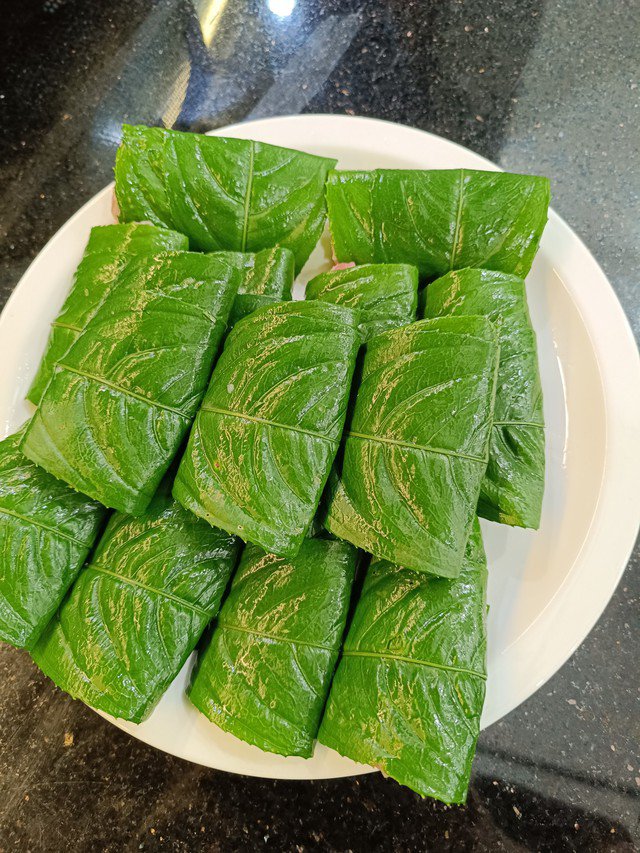 Cách cuốn chả lá xương sông như làm với chả lá lốt.