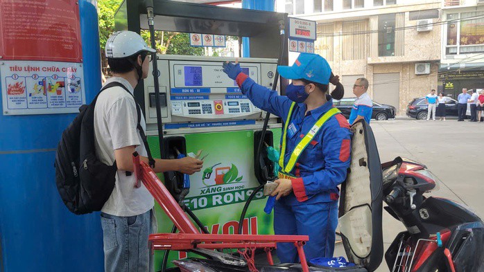 Dần thay thế xăng khoáng RON 95, giá xăng E10 đang ở mức nào?