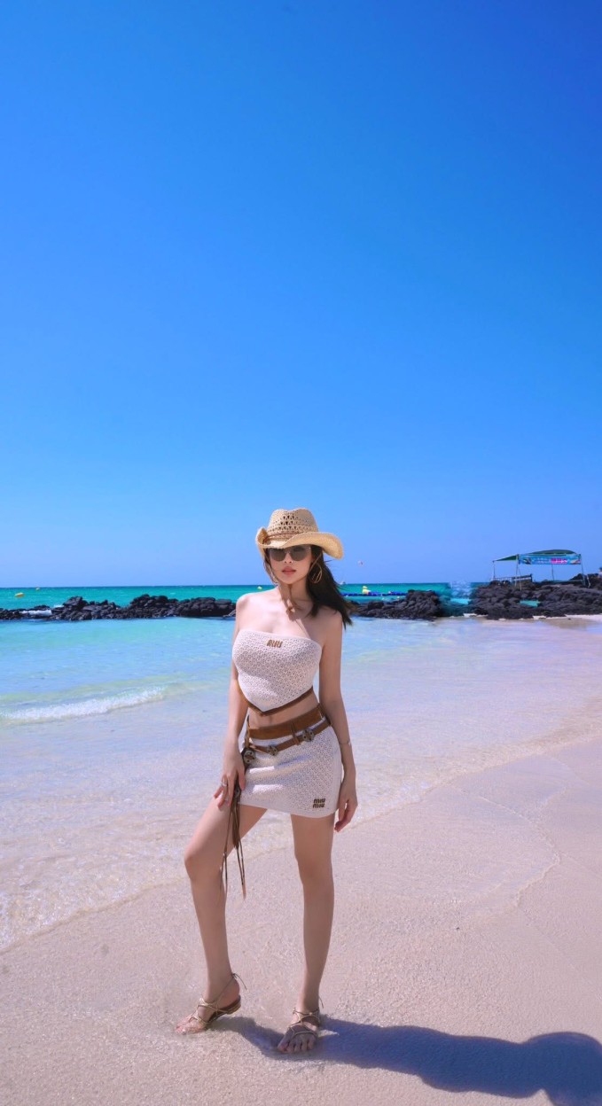 Huyền Baby diện set đồ hơn 190 triệu đồng đi nghỉ lễ - 6