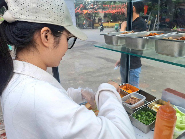 Đề xuất phạt tới 4 triệu đồng nếu để móng tay dài khi bán đồ ăn: Người bán lo lắng, người dân ủng hộ