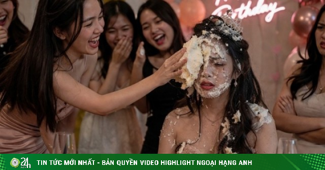 Bôi bánh kem lên mặt chủ nhân tiệc sinh nhật, thô lỗ vậy sao gọi là đùa vui