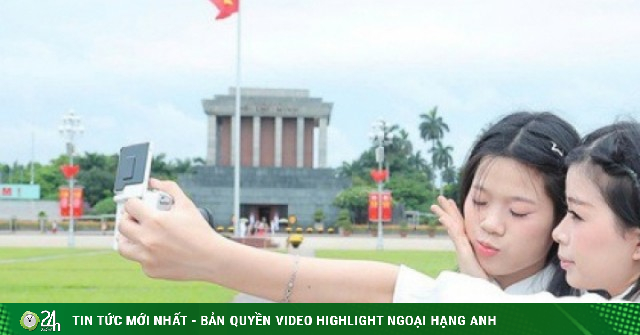 Giới trẻ rộn ràng check-in bên Lăng Bác dịp 30/4