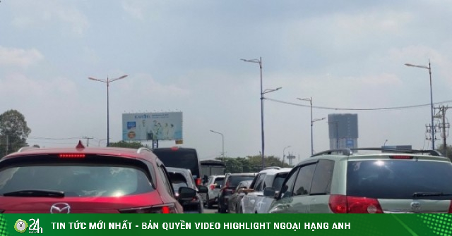 Kẹt xe hơn 10 km ở TP.HCM, phương tiện rồng rắn xếp hàng giữa nắng nóng