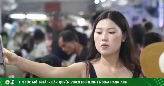 Toát mồ hôi nhìn du khách chen chân 'ăn sập' chợ Cồn Đà Nẵng