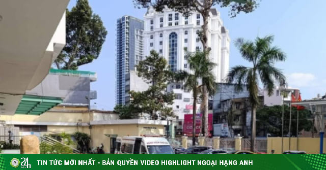 Khoảnh khắc hơn cả điện ảnh, bác sĩ tim mạch rời xe cấp cứu, chạy như bay về phòng mổ