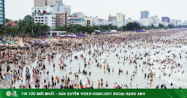Biển Sầm Sơn ken đặc người 'giải nhiệt' dịp nghỉ lễ