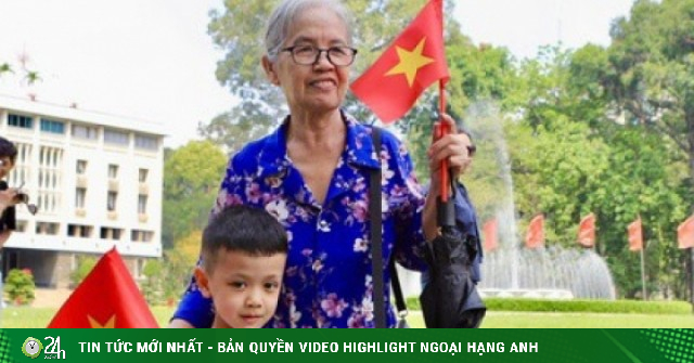 Người dân tấp nập mua vé tham quan, check-in Dinh Độc Lập dịp lễ 30/4