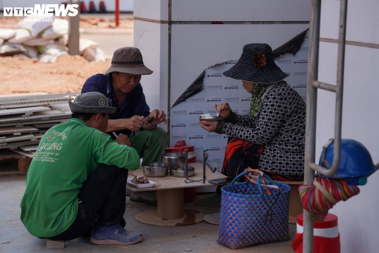 Anh Nguyễn Anh Toàn (quê Hà Tĩnh), công nhân thi công tại nhà ga, cho biết thời gian gần đây công trường tăng cường thi công liên tục để đẩy nhanh tiến độ. “Sau giờ nghỉ trưa, chúng tôi thường quây quần ăn uống, trò chuyện. Dù mỗi người đến từ một vùng quê khác nhau nhưng cảm giác như người trong gia đình”, anh nói.