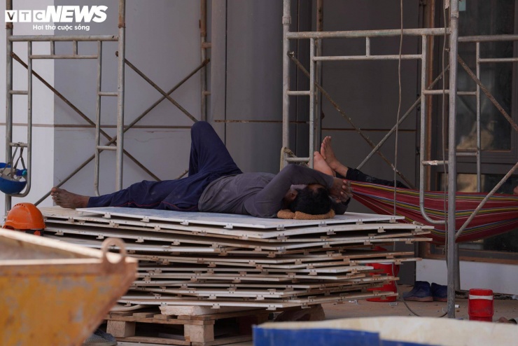 Sau bữa cơm nhanh, mỗi người chọn một cách nghỉ ngơi riêng. Có người nằm tạm trên nền đất, người mắc võng, người tranh thủ gọi điện về thăm gia đình.