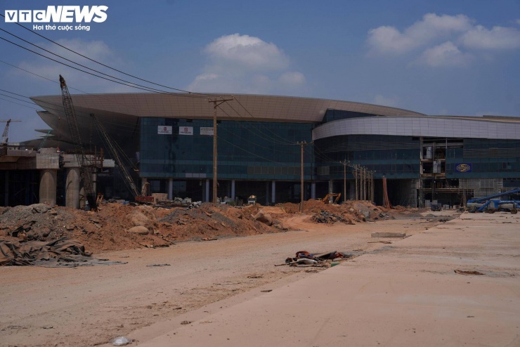 Dự án Cảng hàng không quốc tế Long Thành giai đoạn 1 được khởi công ngày 5/1/2021 tại Đồng Nai, với tổng vốn đầu tư hơn 5,4 tỷ USD. Trước đó, sân bay đã đón những chuyến bay đầu tiên vào ngày 19/12/2025.