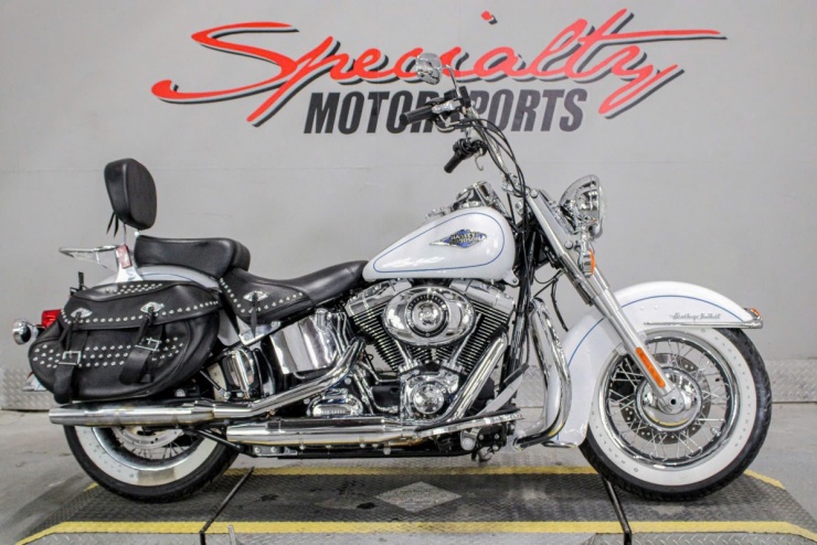 Heritage Softail Classic với phong cách hoài cổ.