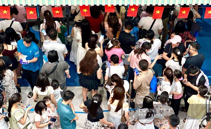 "Cả gia đình tôi định đi thuỷ cung xong sẽ ăn luôn trưa ở trong này, tuy nhiên tình hình người dân xếp hàng thế này đông quá nên chúng tôi sẽ đi loanh quanh rồi chờ đến giờ ăn trưa".