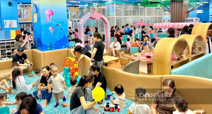 Tại các khu vui chơi dành cho trẻ em cxung trật kín các em nhỏ đến vui chơi giải trí. "Nhiều người không đi du lịch hay về quê sẽ chọn các cho các con đến trung tâm thương mại, nên những ngày này thường rất là đông", Anh Trịnh Hoàng Sơn (Cầu Giấy, Hà Nội) chia sẻ.
